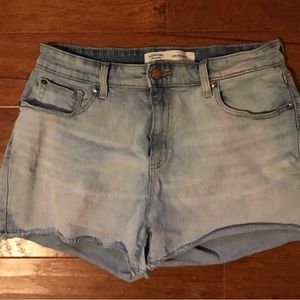 Signature Levi high-rise short with frayed pant legs